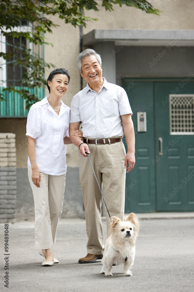 带着狗的老年夫妇