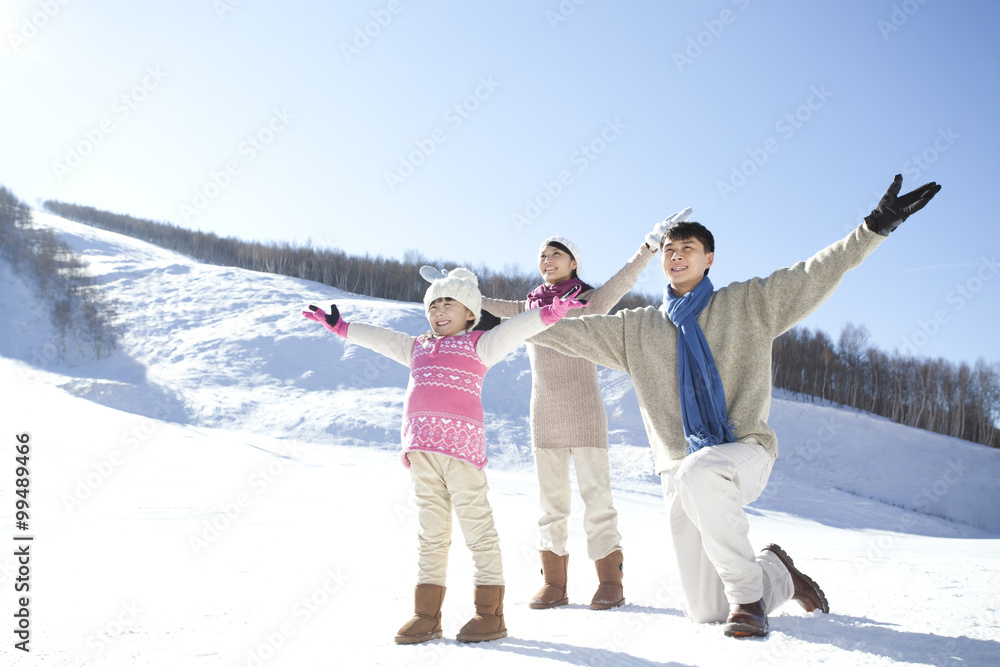 一家人在雪地里玩得很开心