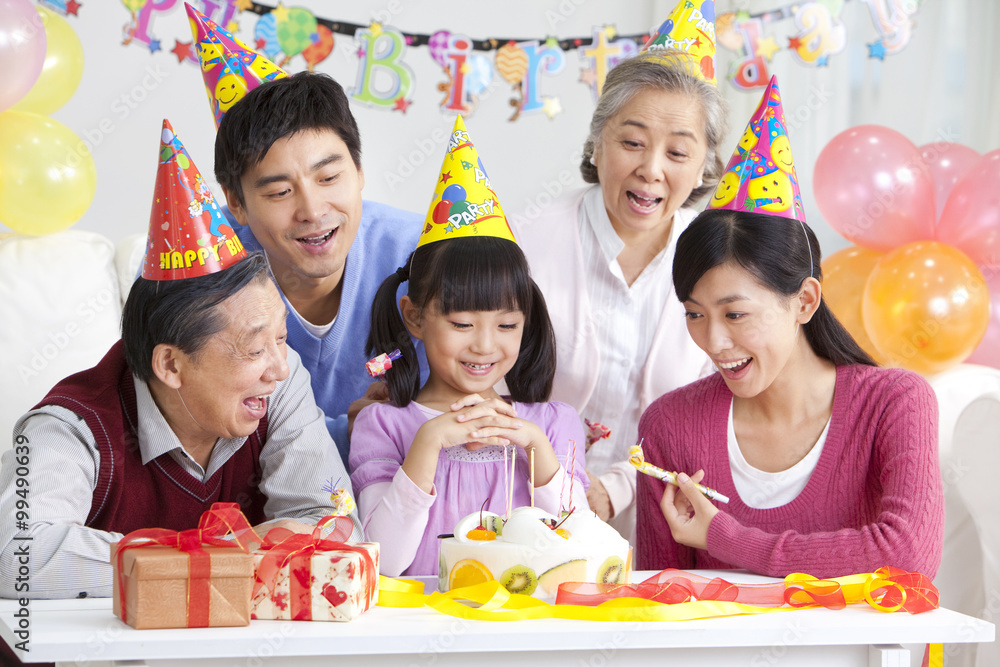 中国年轻女孩与家人共度生日