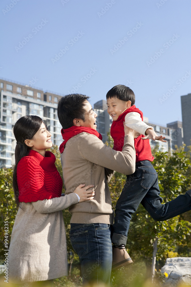 年轻的家庭在秋天享受公园