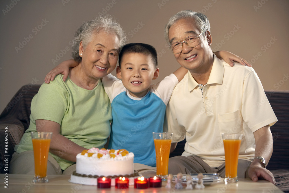 祖父母和他们的孙子庆祝生日