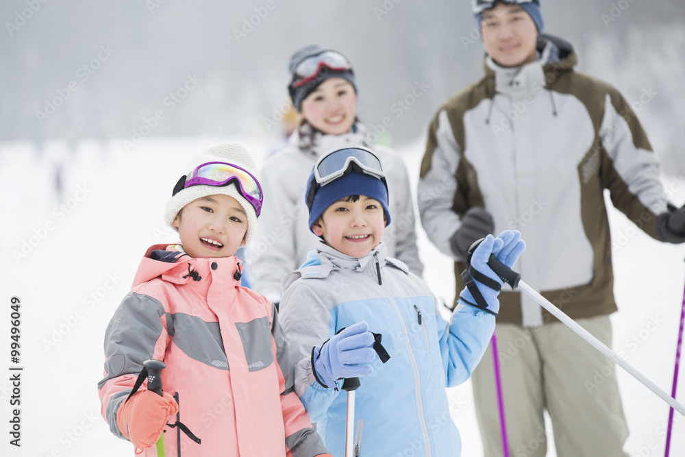 年轻家庭在滑雪场滑雪