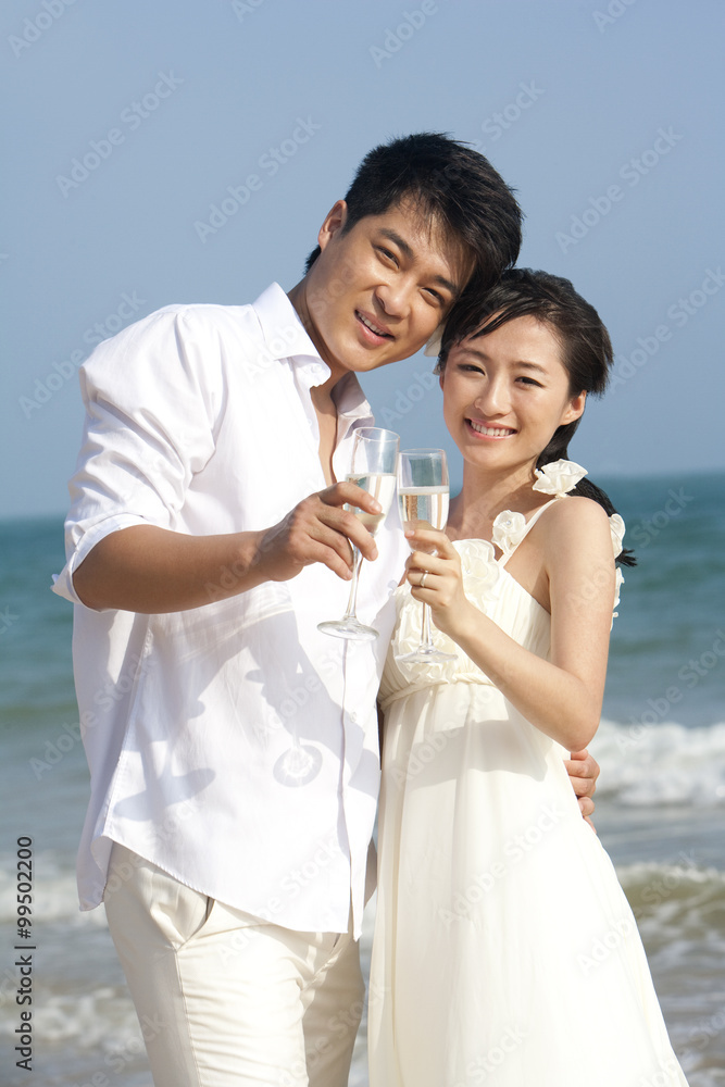 新婚夫妇在海滩上庆祝