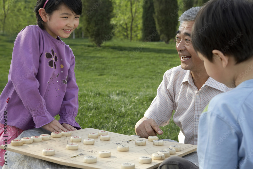 一家人在公园玩棋盘游戏