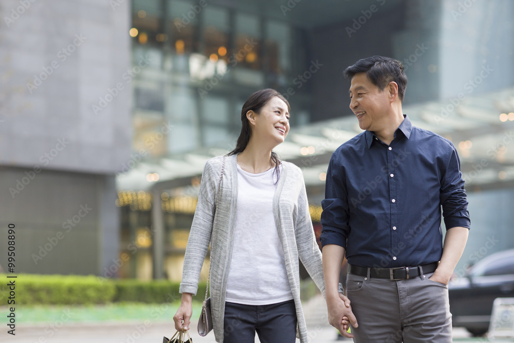 幸福的成熟夫妇散步