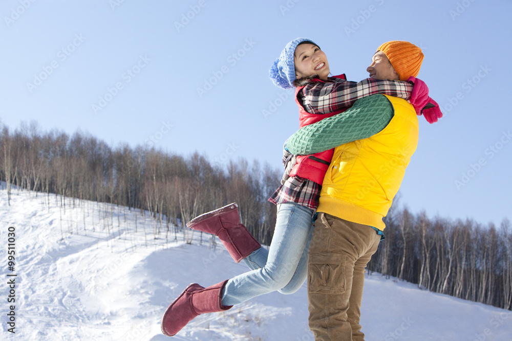 滑雪场快乐的年轻情侣