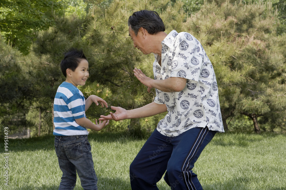 孙子和祖父练习功夫