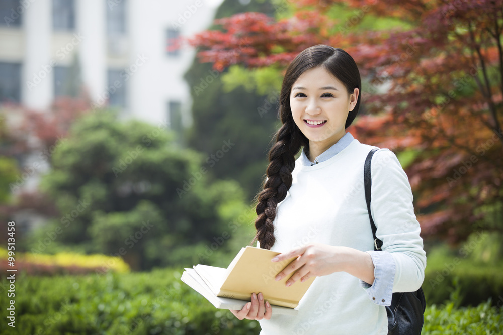 女大学生校园阅读