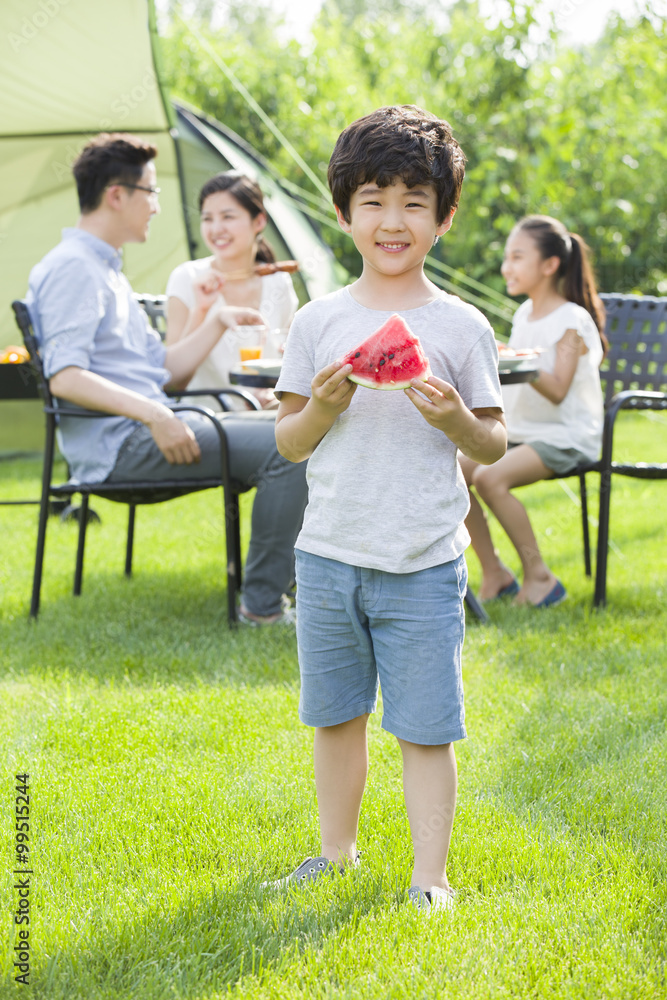 年轻家庭户外野餐