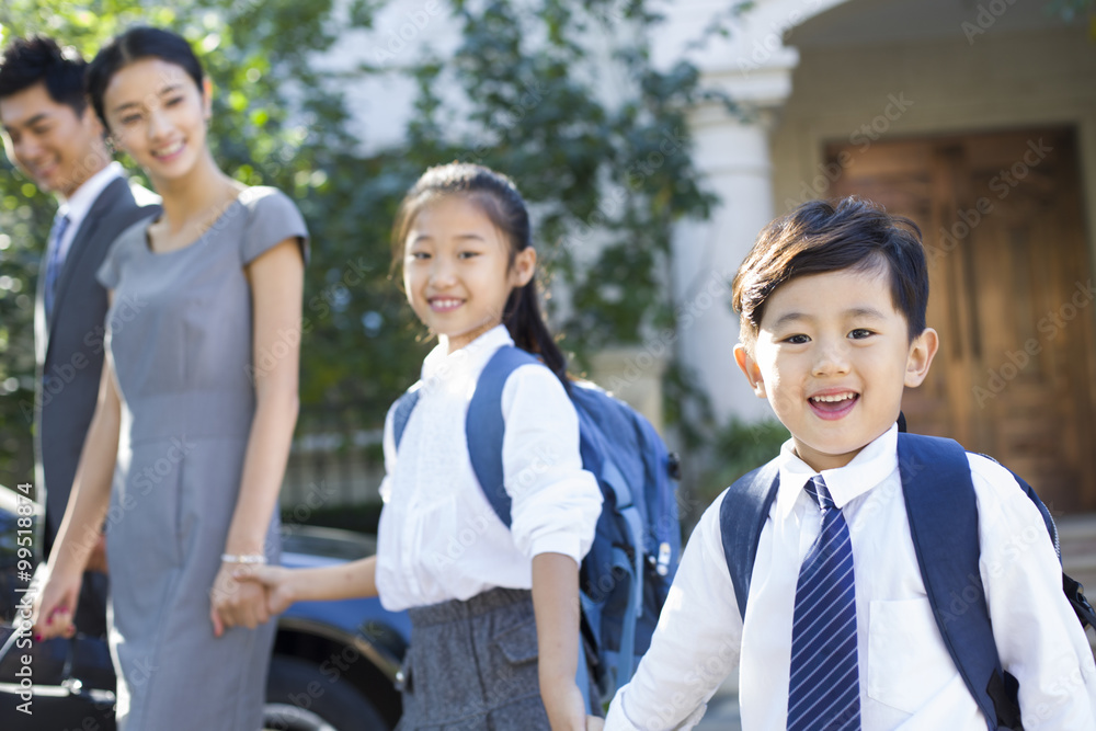 年轻夫妇送孩子上学