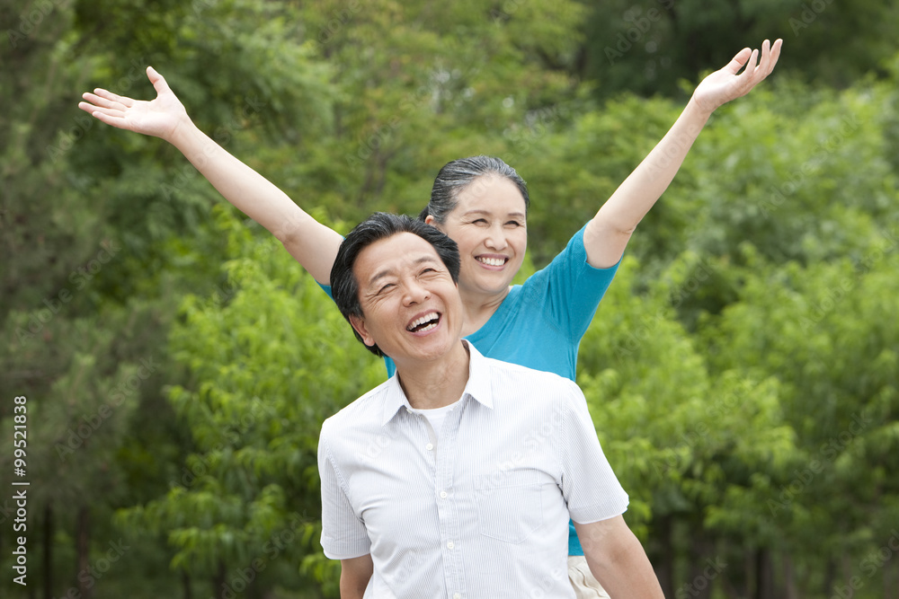 公园里的老年夫妇