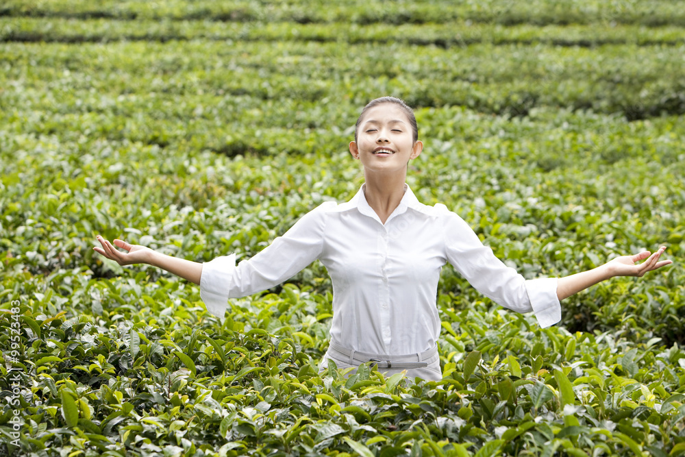 享受茶园的年轻女商人