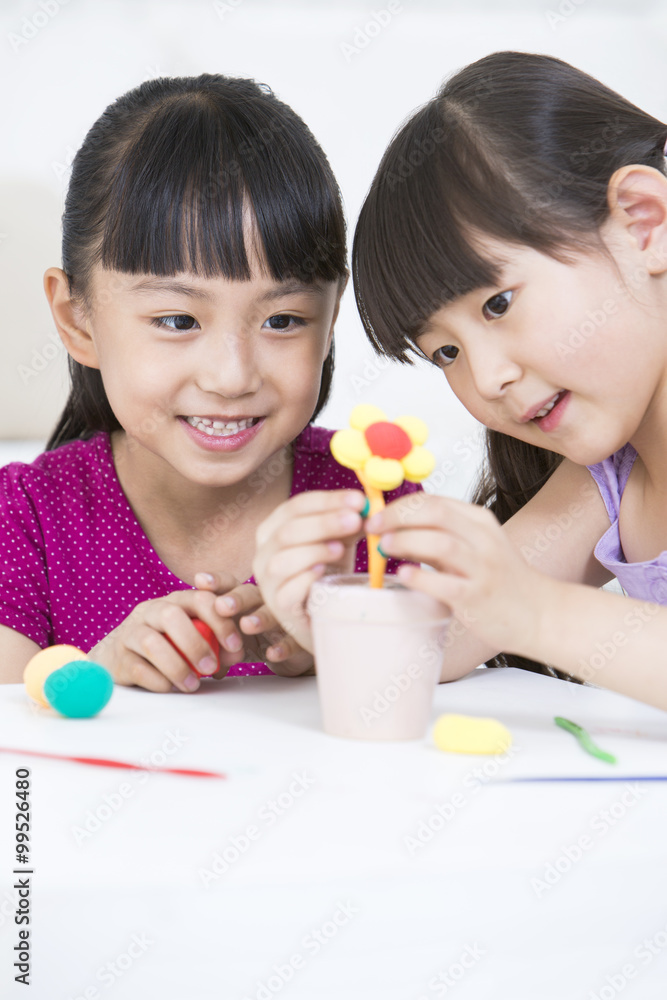 女孩玩孩子玩粘土