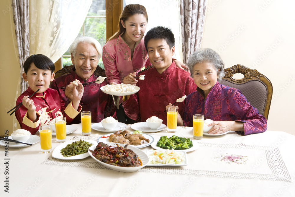 一家人吃中国年夜饭