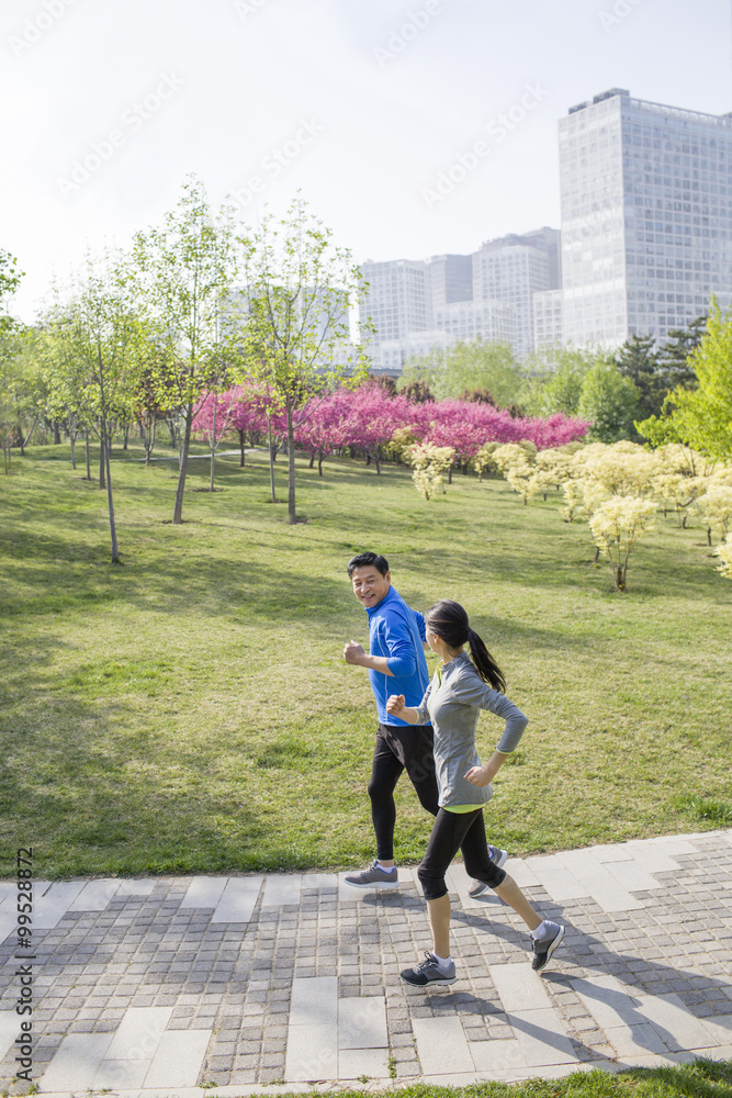 快乐的成熟夫妇在公园跑步