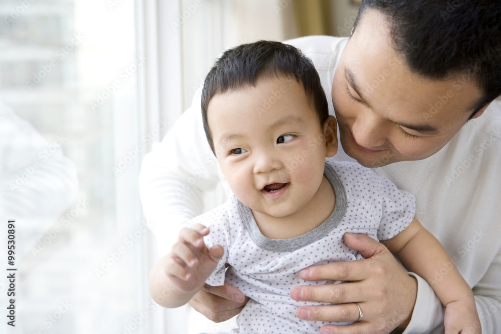 带婴儿的男人