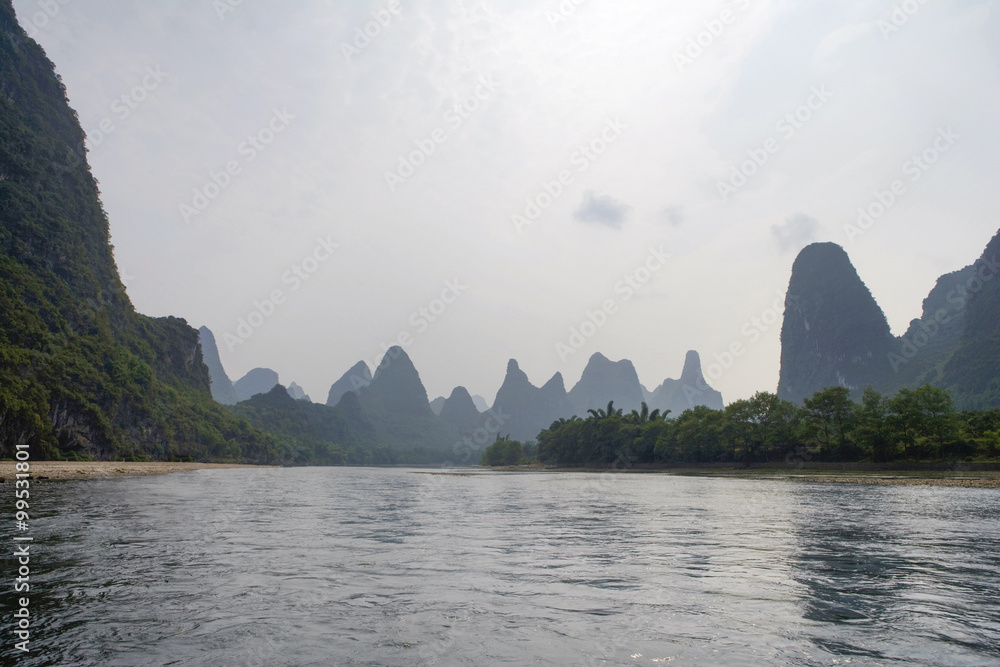 乘船看桂林山