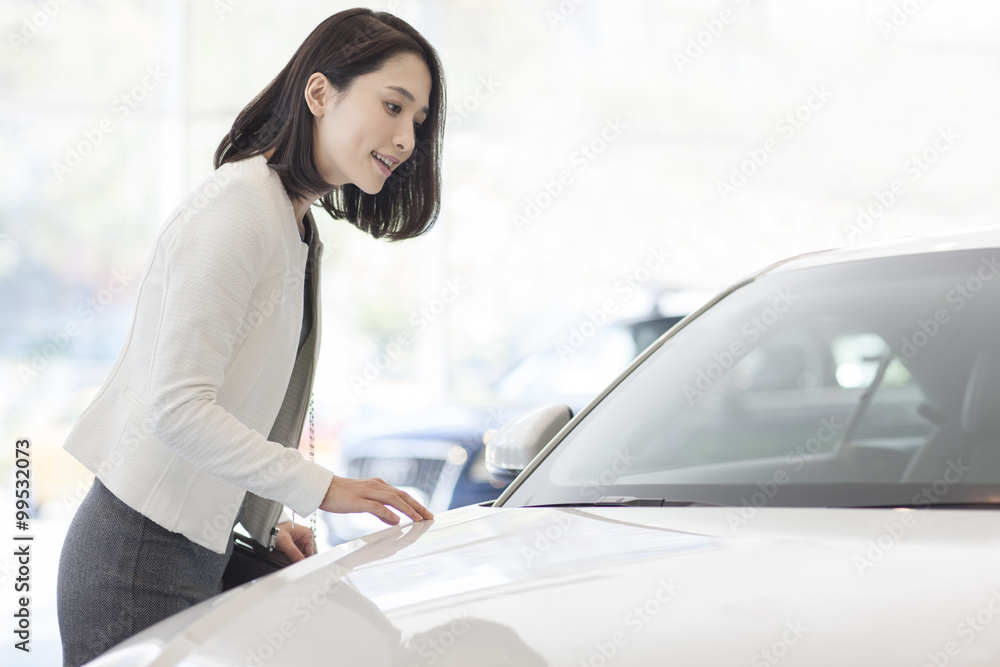 年轻女性在展厅选车