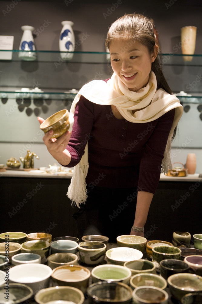 年轻女子在商店里看东西