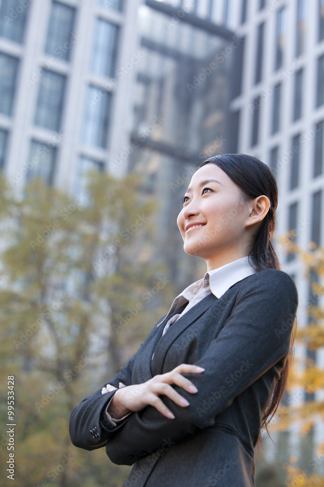 办公楼外的女商人在思考