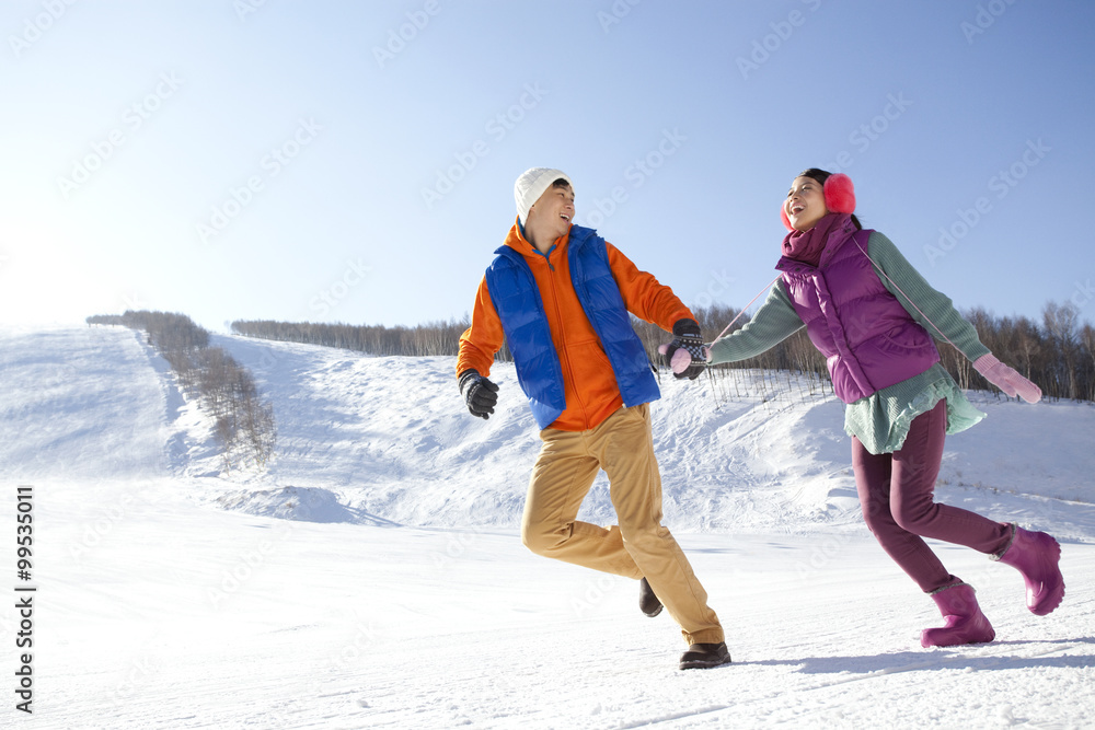 滑雪场快乐的年轻情侣