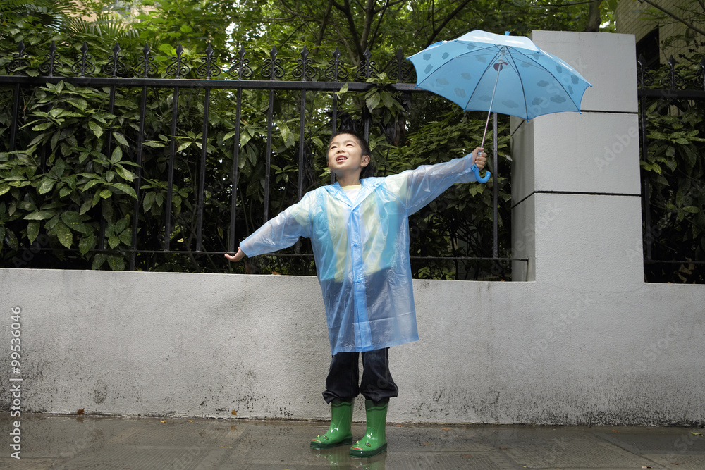 雨中带伞的小孩