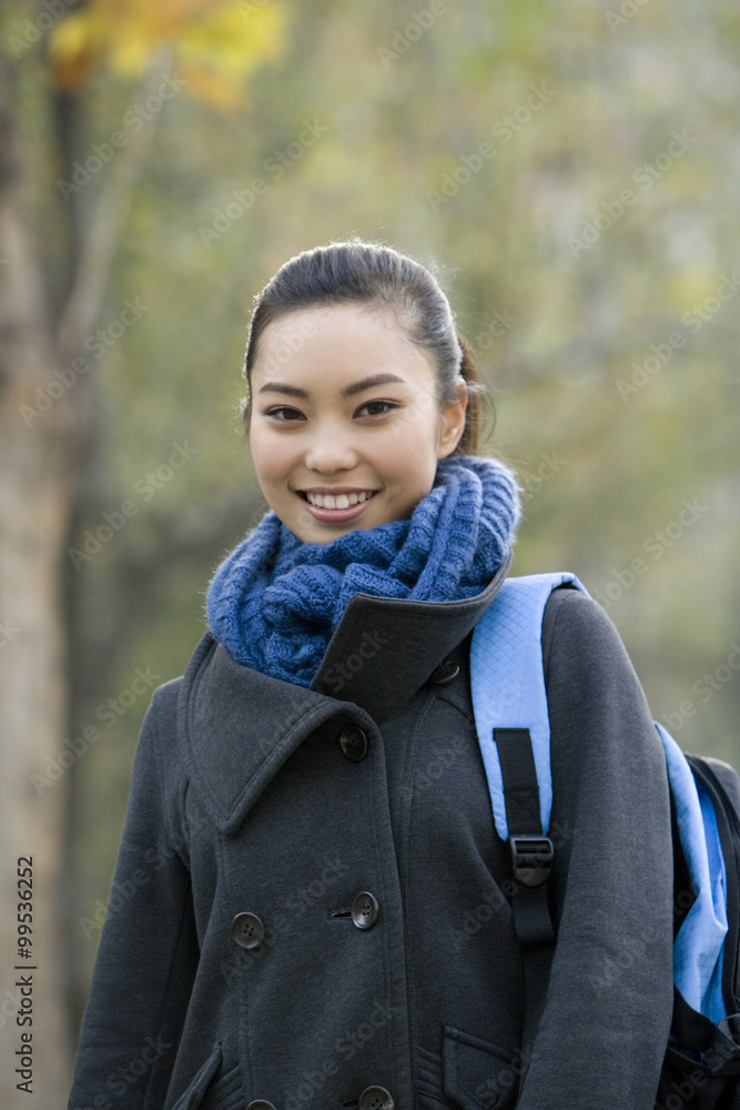 外面一个年轻女人的画像