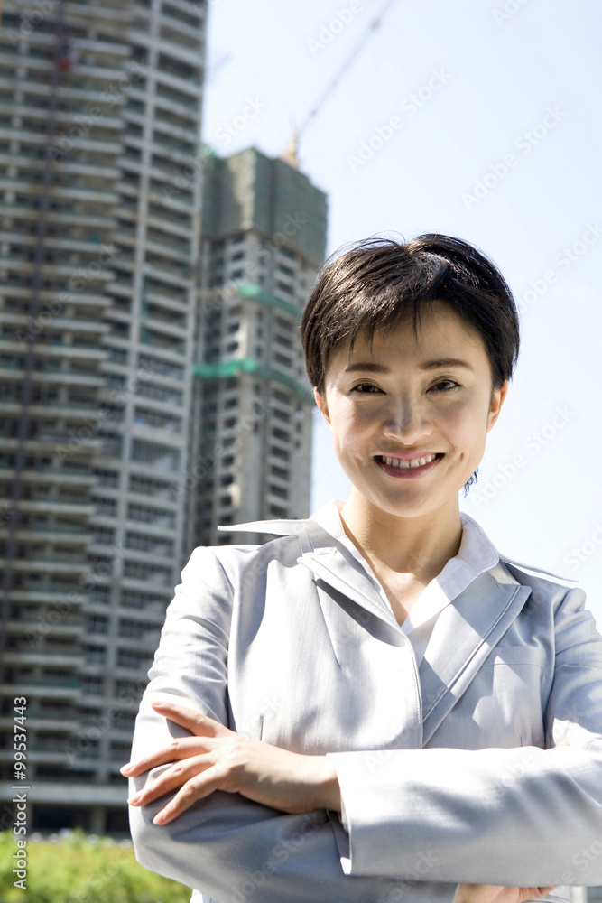 在建建筑前的女商人