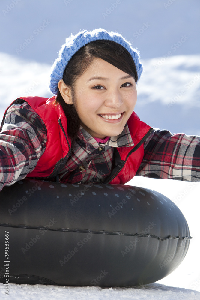 快乐的年轻女子在滑雪场玩得很开心