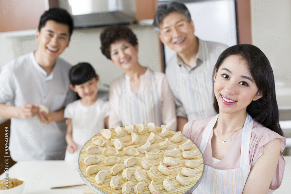 幸福的一家人包饺子