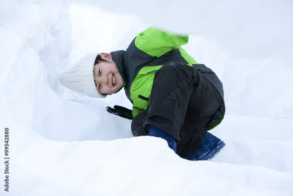 可爱的男孩在雪地里玩得很开心