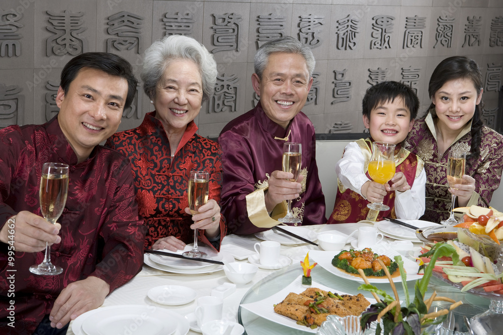 中国家庭在中餐馆庆祝