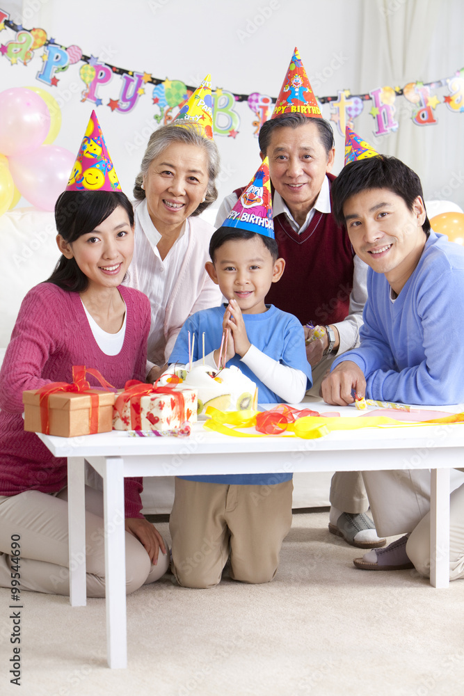 中国男孩与家人共度生日