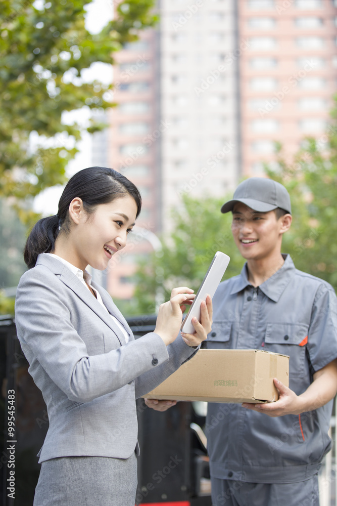 年轻女子签收包裹