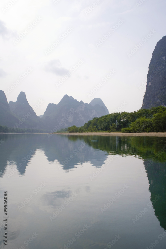 从船上看桂林山