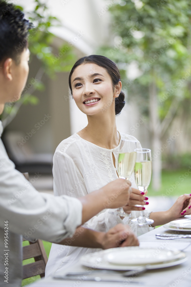 年轻夫妇用香槟庆祝