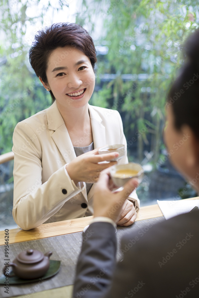 商务人士在茶室讨论