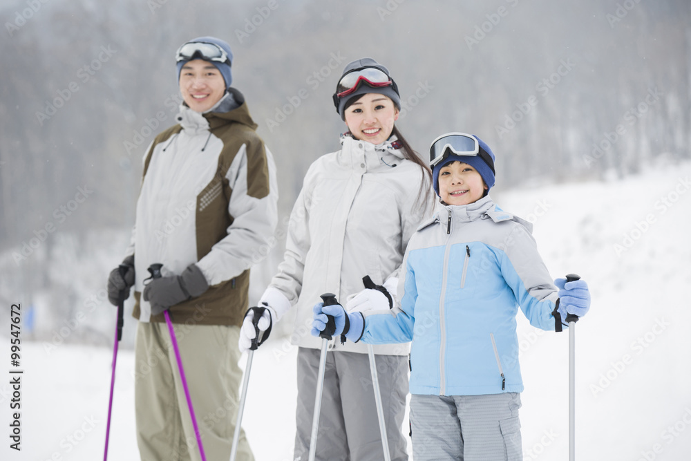 年轻家庭在滑雪场滑雪