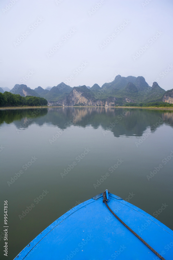 从船上看桂林群山