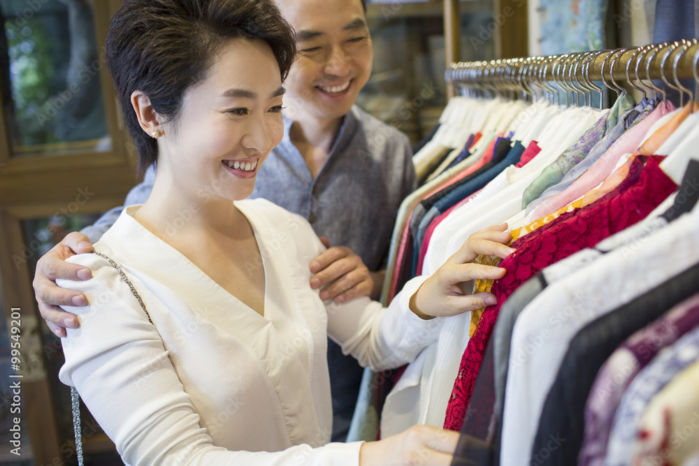 情侣在服装店购物