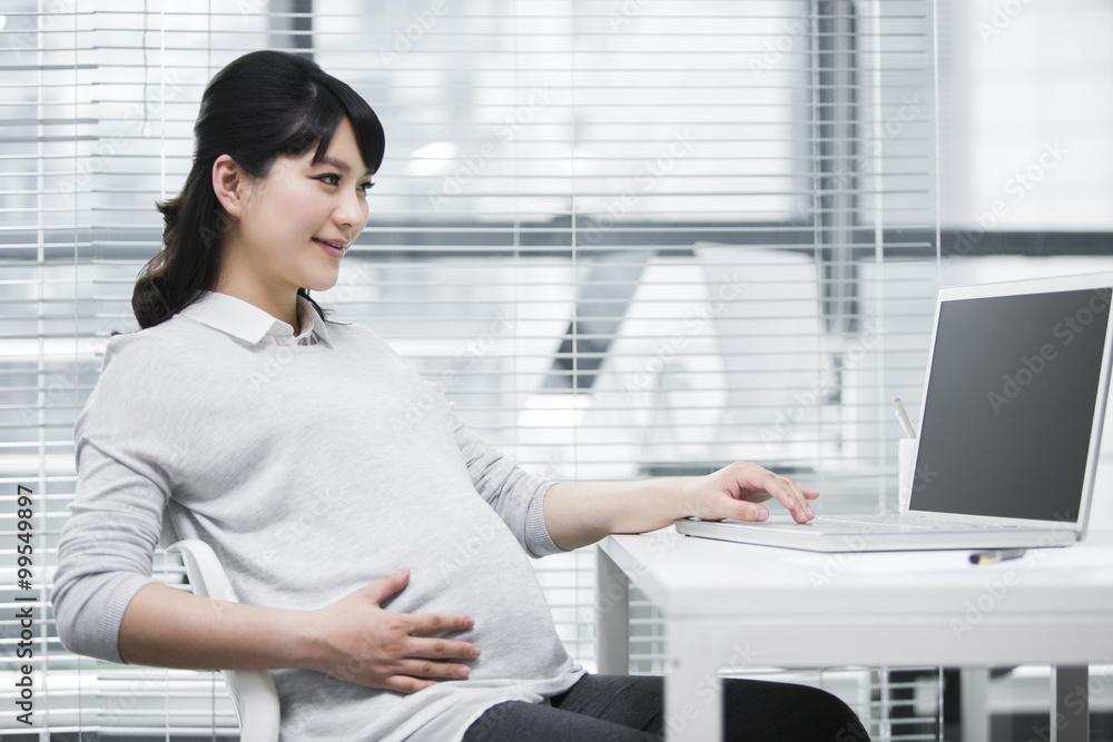 Pregnant businesswoman in the office