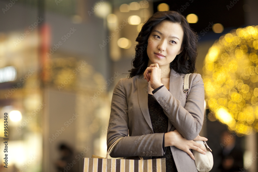 美丽的年轻女人手放在下巴上