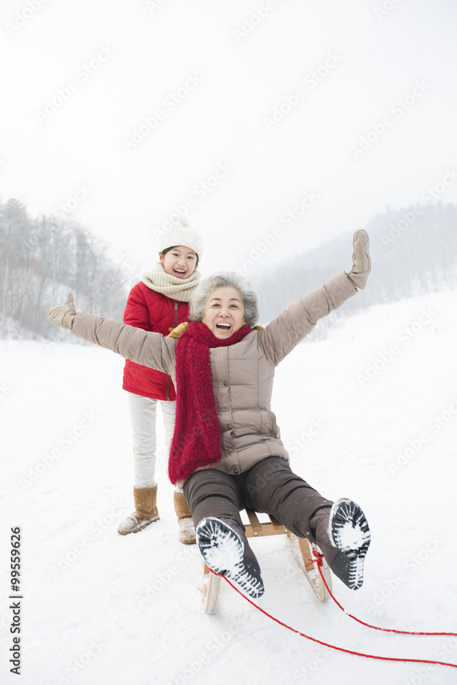 孙女推奶奶上雪橇