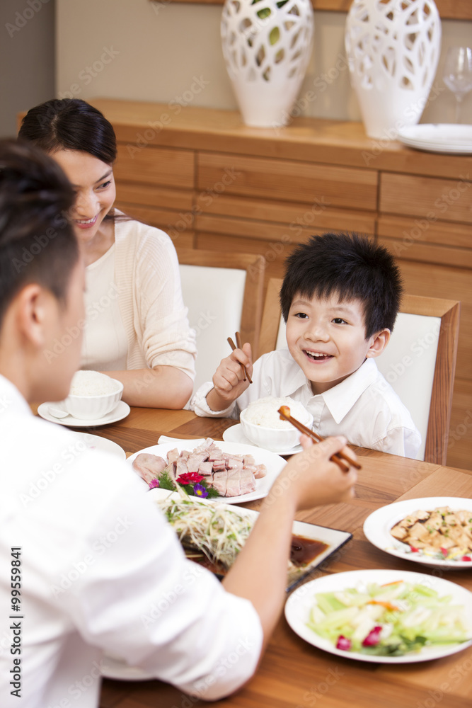 快乐的一家人享受用餐时间