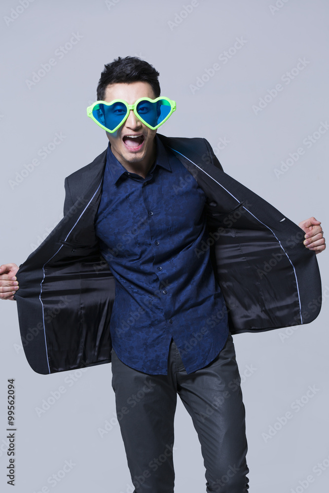 Hip young man wearing big sunglasses