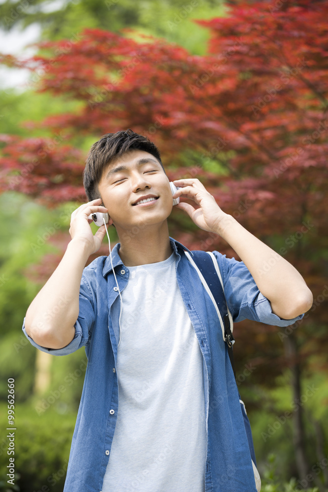 男大学生听音乐