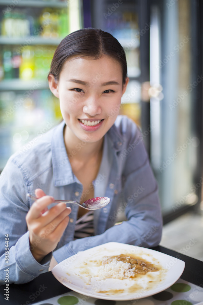 吃米饭的年轻女人