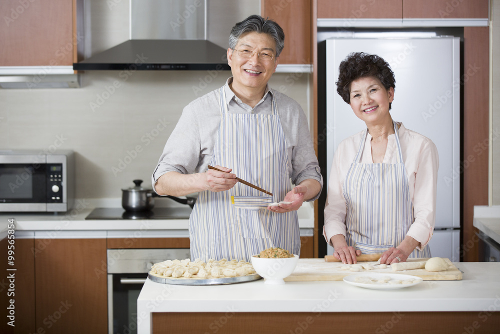 幸福的老两口包饺子