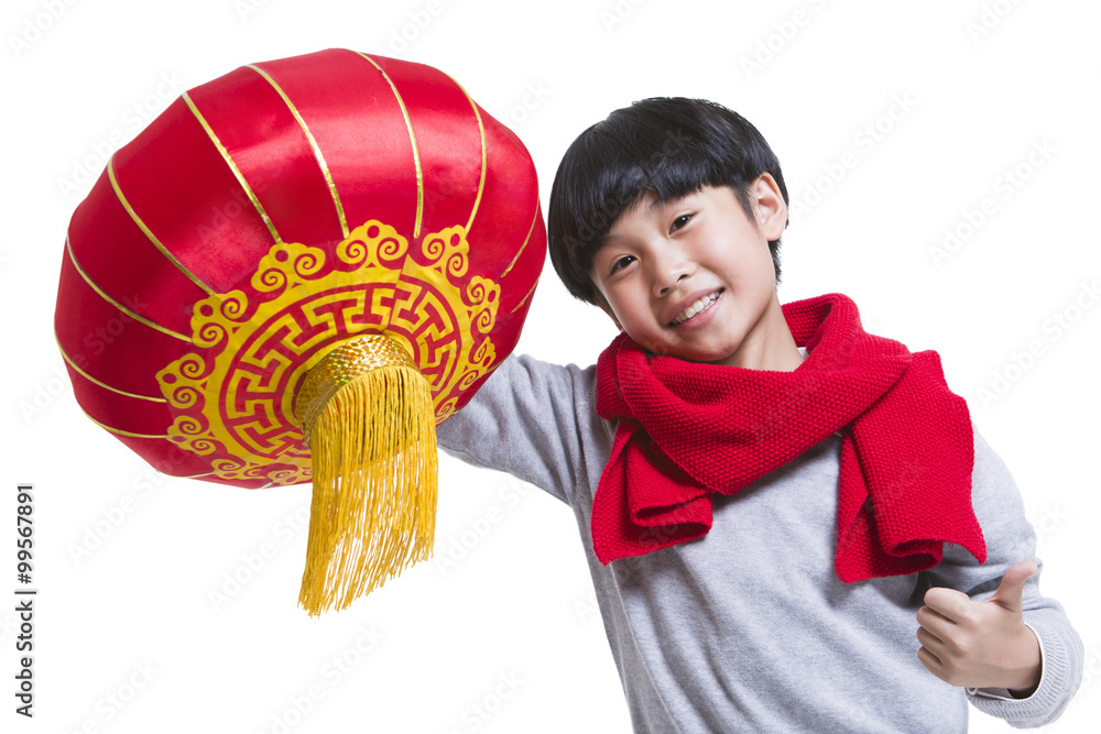 快乐男孩提着红灯笼庆祝中国新年