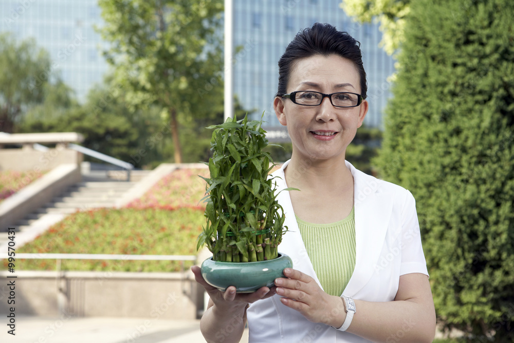 手持植物的女人肖像